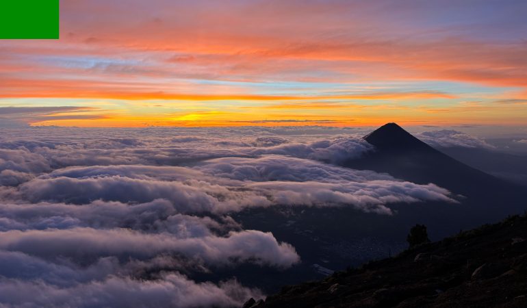 Alba vista dai 3.976 metri dell'Acatenango, sommersa dalle nuvole: il Guatemala è terra di vulcani, parte della Cintura di Fuoco del Pacifico, e a pochi passi da qui il Vulcano di Fuego, uno dei più attivi dell'America Centrale.